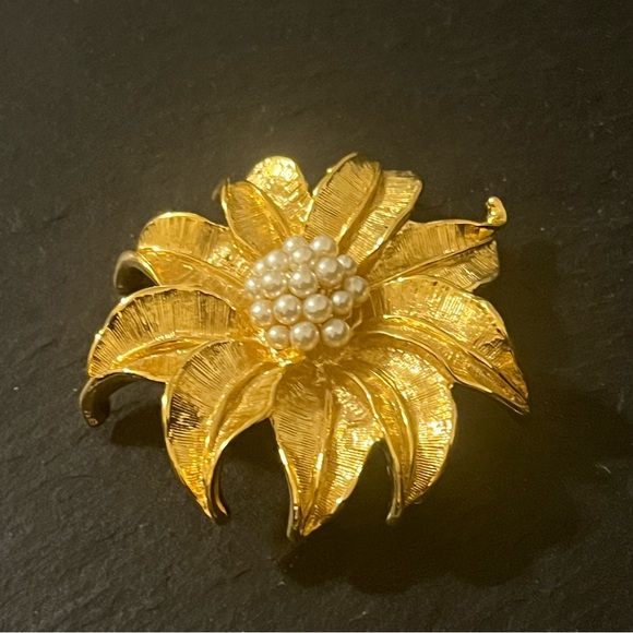 Big Avon Gold Tone Poinsettia Flower Faux Pearl Signed Brooch - Picture 5 of 10